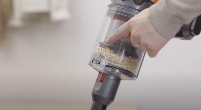 Как опустошить и очистить пылесборник Dyson V12