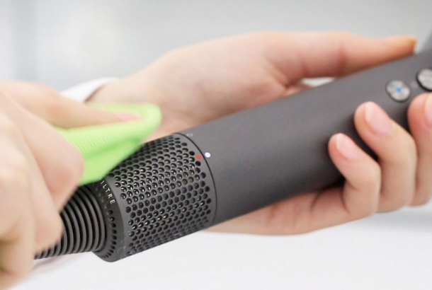 Оңтайлы өнімділікті сақтау үшін шаш кептіргішті дымқыл, талшықсыз шүберекпен жүйелі түрде сүртіп тұруды ұсынамыз.