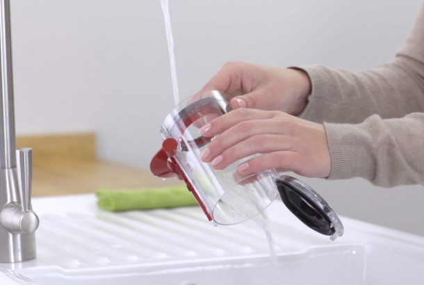 Контейнердегі кірдің деңгейін бақылаңыз және оны толып кетпей MAX белгісіне жеткенде босатыңыз.