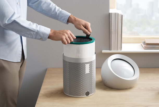 Dyson Pure Cool Me™ дербес ауа тазартқышында шыны талшықты HEPA сүзгісі және белсендірілген көмір сүзгісі бар.