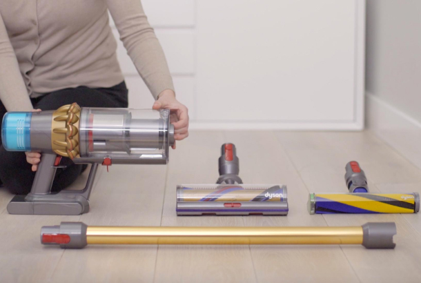 Жаңа Dyson V15 Detect™ сымсыз шаңсорғышын жинау, зарядтау және пайдалану туралы бейне нұсқауларын қараңыз.