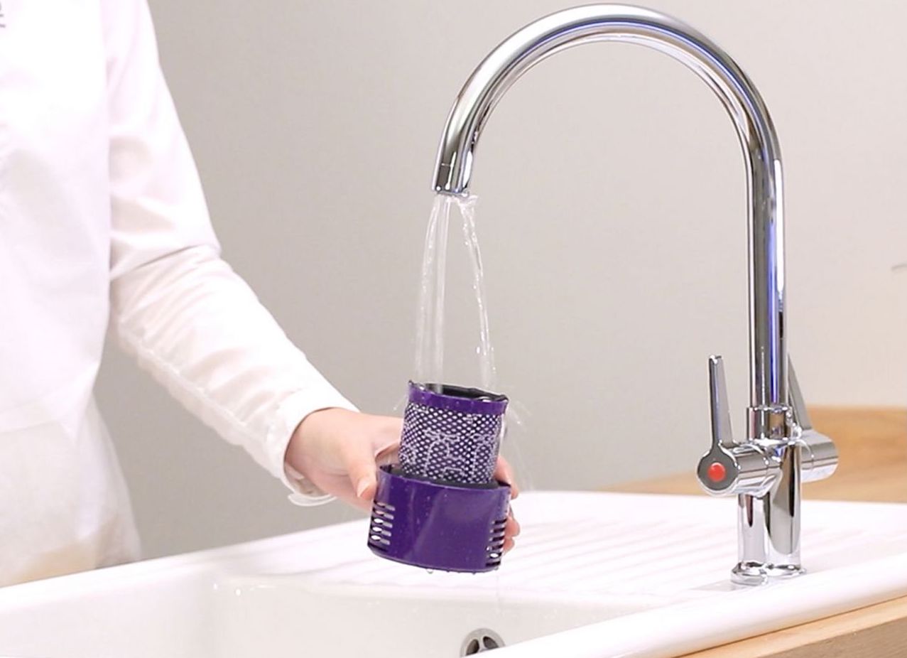 Dyson V10™ сымсыз шаңсорғыштың сүзгісін қалай жууға болады?