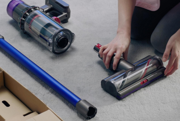 Жаңа Dyson V11™ сымсыз шаңсорғышын жинау, зарядтау және пайдалану туралы бейне нұсқауларын қараңыз.
