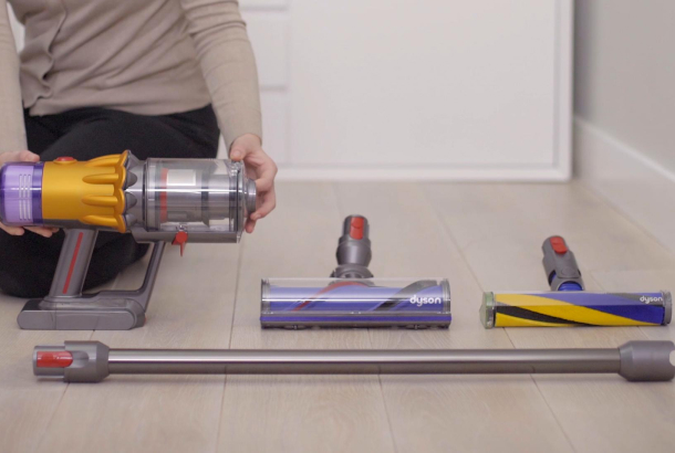 Жаңа Dyson V12 Detect Slim™ сымсыз шаңсорғышын жинау, зарядтау және пайдалану туралы бейне нұсқауларын қараңыз.