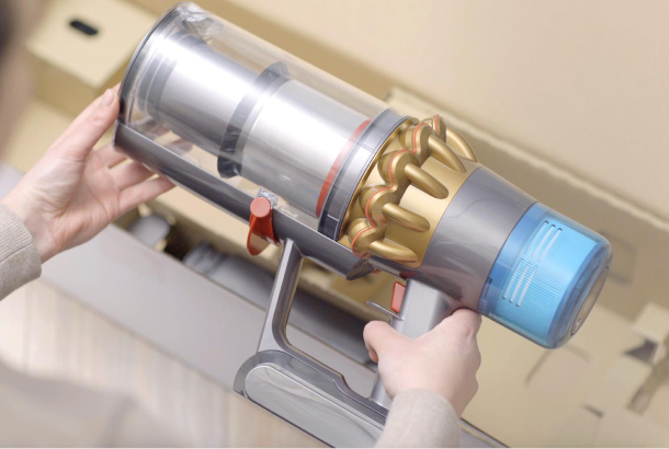 Жаңа Dyson V15s Submarine™ сымсыз шаңсорғышын жинау, зарядтау және пайдалану туралы бейне нұсқауларын қараңыз.