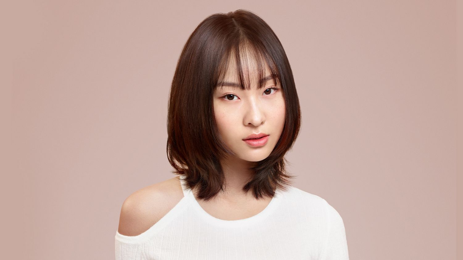 Қысқа және орташа шашқа арналған көлемді түзу стильді қалай жасауға болады?