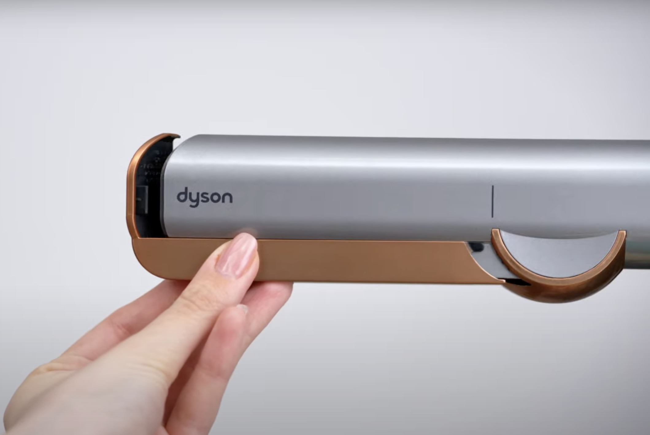 Dyson Airstrait™ түзеткішіндегі диффузорларды тазалау жолын үйреніңіз