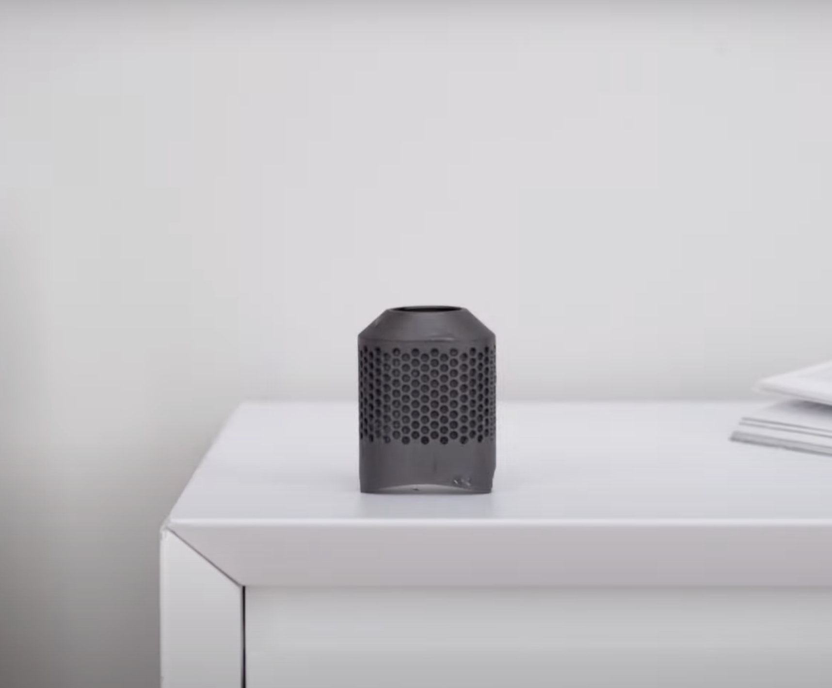 Dyson Airstrait™ түзеткішіндегі сүзгіні қалай тазалау керектігін біліңіз