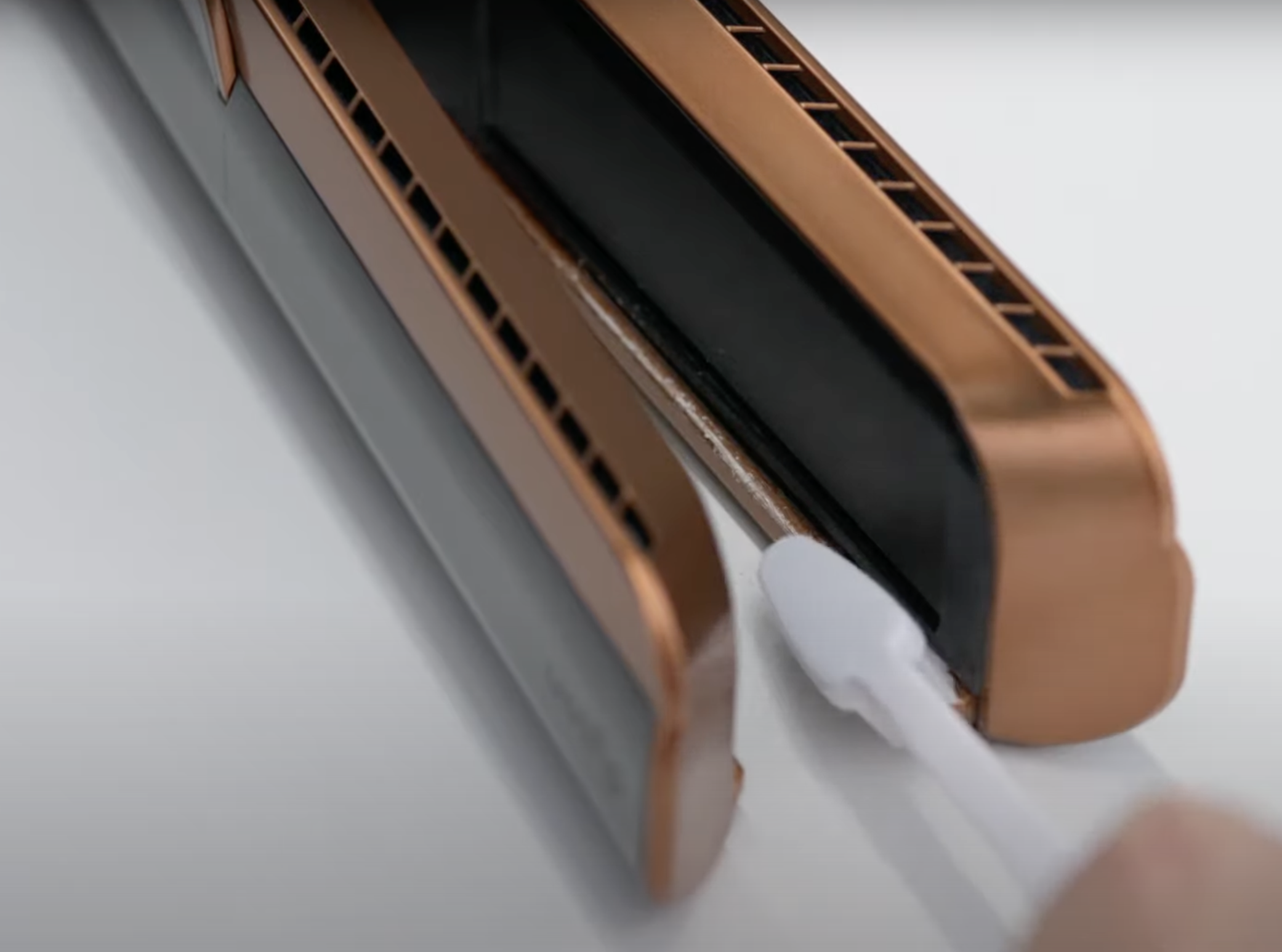 Дұрыс тазалауды үйреніңіз. Оңтайлы өнімділікті қамтамасыз ету үшін Dyson Airstrait™ түзеткішіндегі басқару таяқшаларына күтім жасап жүріңіз.