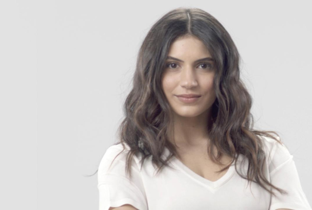 Dyson Corrale™ түзеткішті пайдаланып, толқынды шаш сәндеуін қалай жасауға болатынын көріңіз