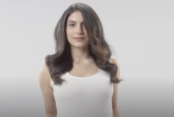 Оқулық: Dyson Corrale™ шаш түзеткішінің көмегімен жұмсақ толқындар жасаңыз